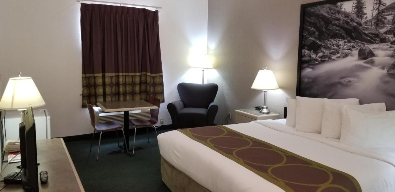 ซูเปอร์ 8 บาย วินด์แฮม พินเชอร์ ครีก แอลเบอร์ตา Motel ภายนอก รูปภาพ