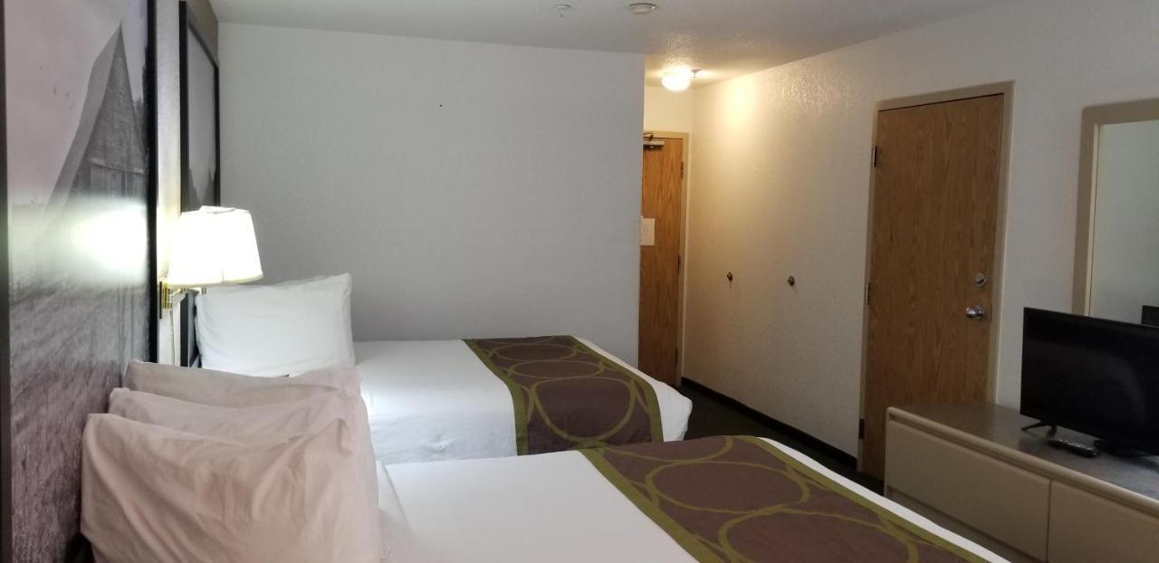 ซูเปอร์ 8 บาย วินด์แฮม พินเชอร์ ครีก แอลเบอร์ตา Motel ภายนอก รูปภาพ
