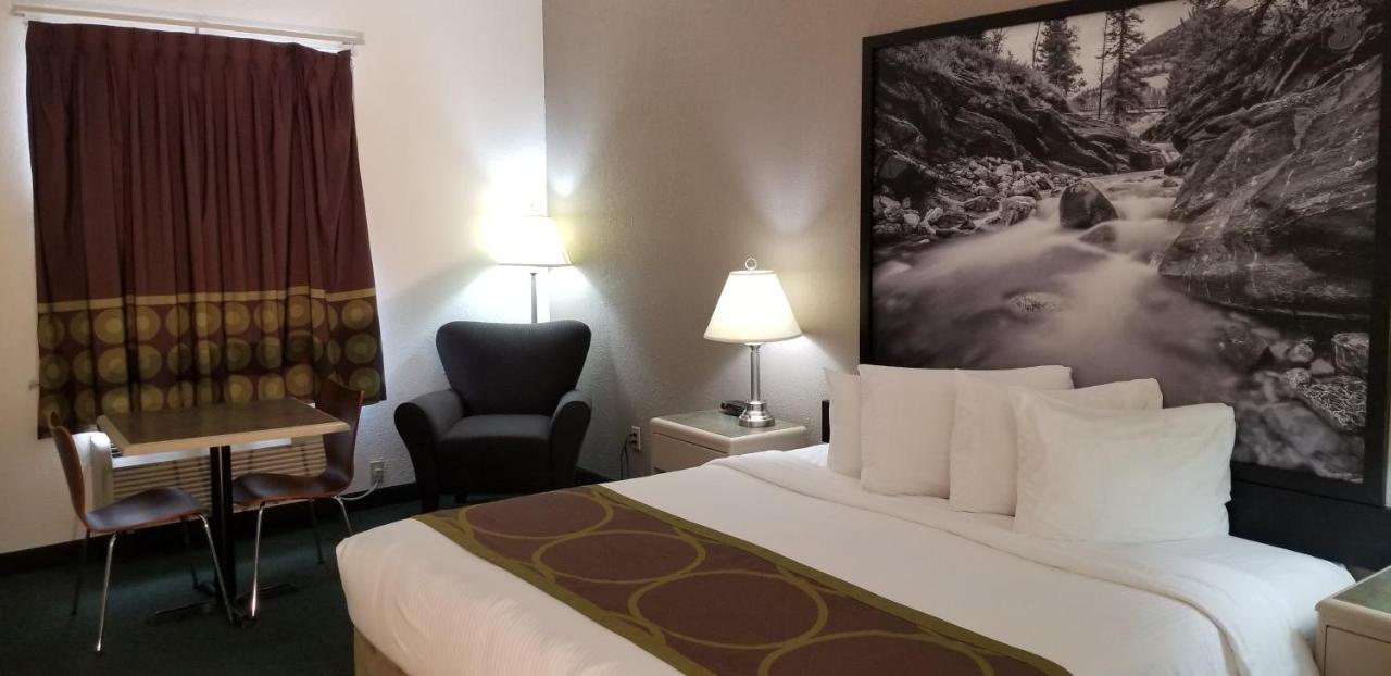 ซูเปอร์ 8 บาย วินด์แฮม พินเชอร์ ครีก แอลเบอร์ตา Motel ภายนอก รูปภาพ