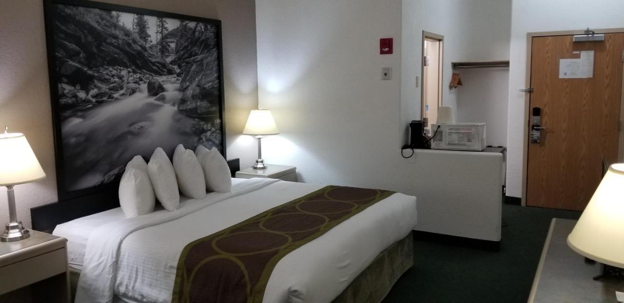 ซูเปอร์ 8 บาย วินด์แฮม พินเชอร์ ครีก แอลเบอร์ตา Motel ภายนอก รูปภาพ