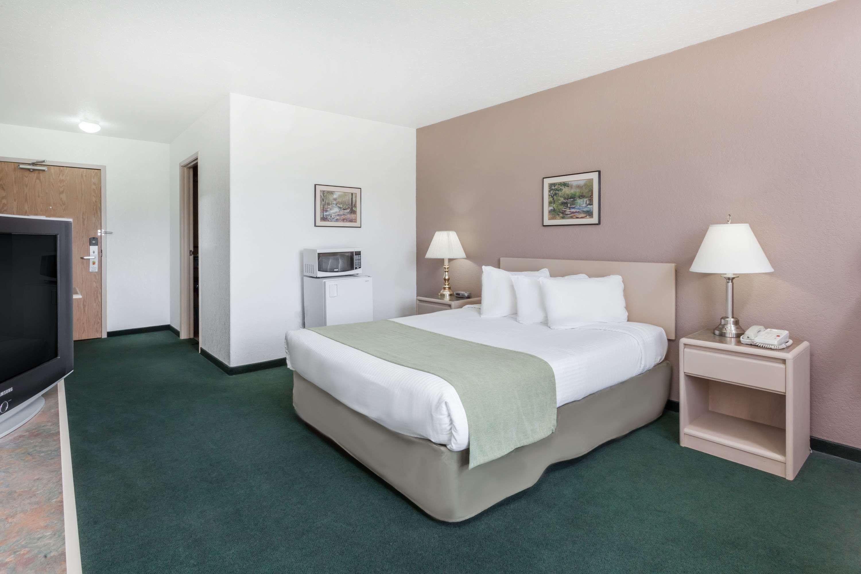 ซูเปอร์ 8 บาย วินด์แฮม พินเชอร์ ครีก แอลเบอร์ตา Motel ภายนอก รูปภาพ
