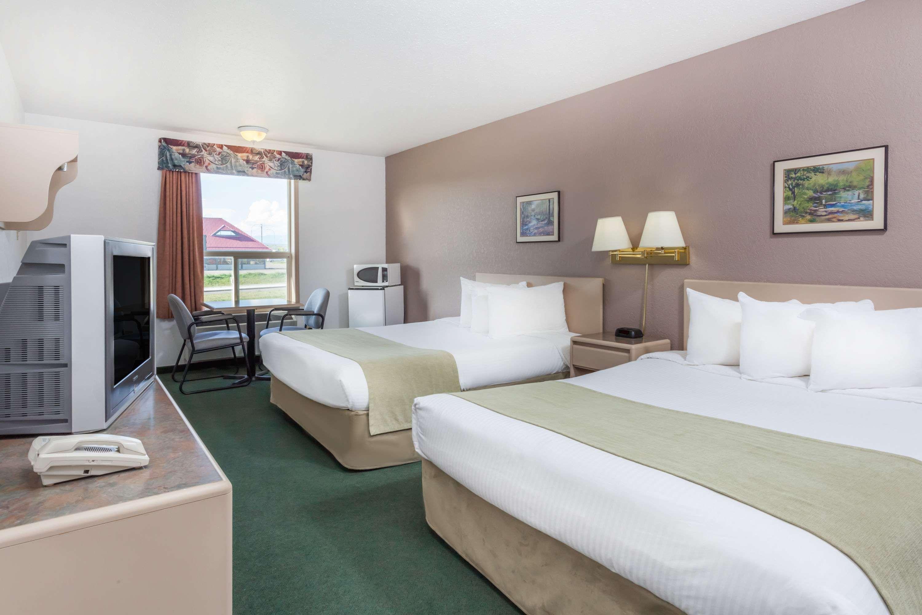 ซูเปอร์ 8 บาย วินด์แฮม พินเชอร์ ครีก แอลเบอร์ตา Motel ภายนอก รูปภาพ