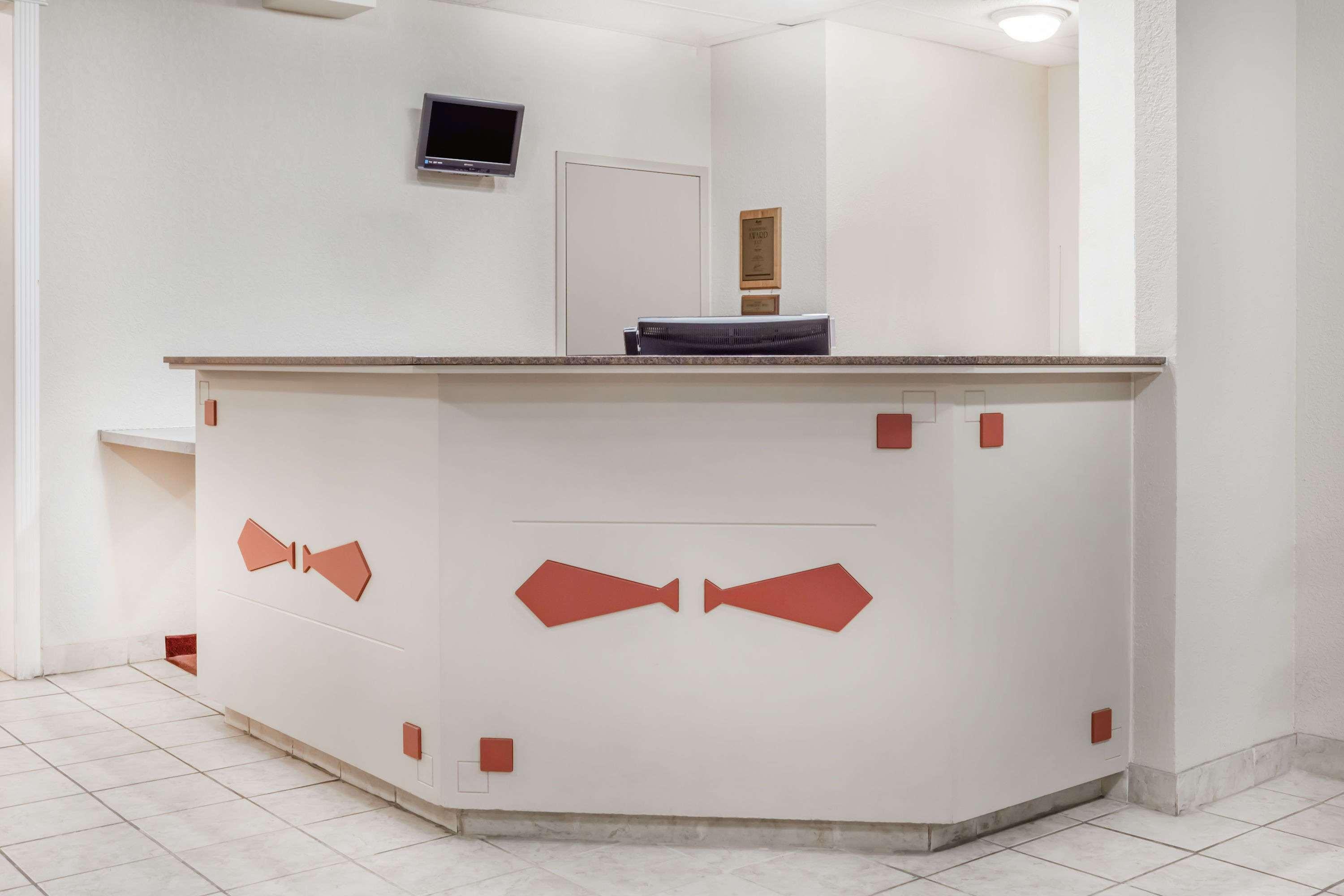 ซูเปอร์ 8 บาย วินด์แฮม พินเชอร์ ครีก แอลเบอร์ตา Motel ภายนอก รูปภาพ