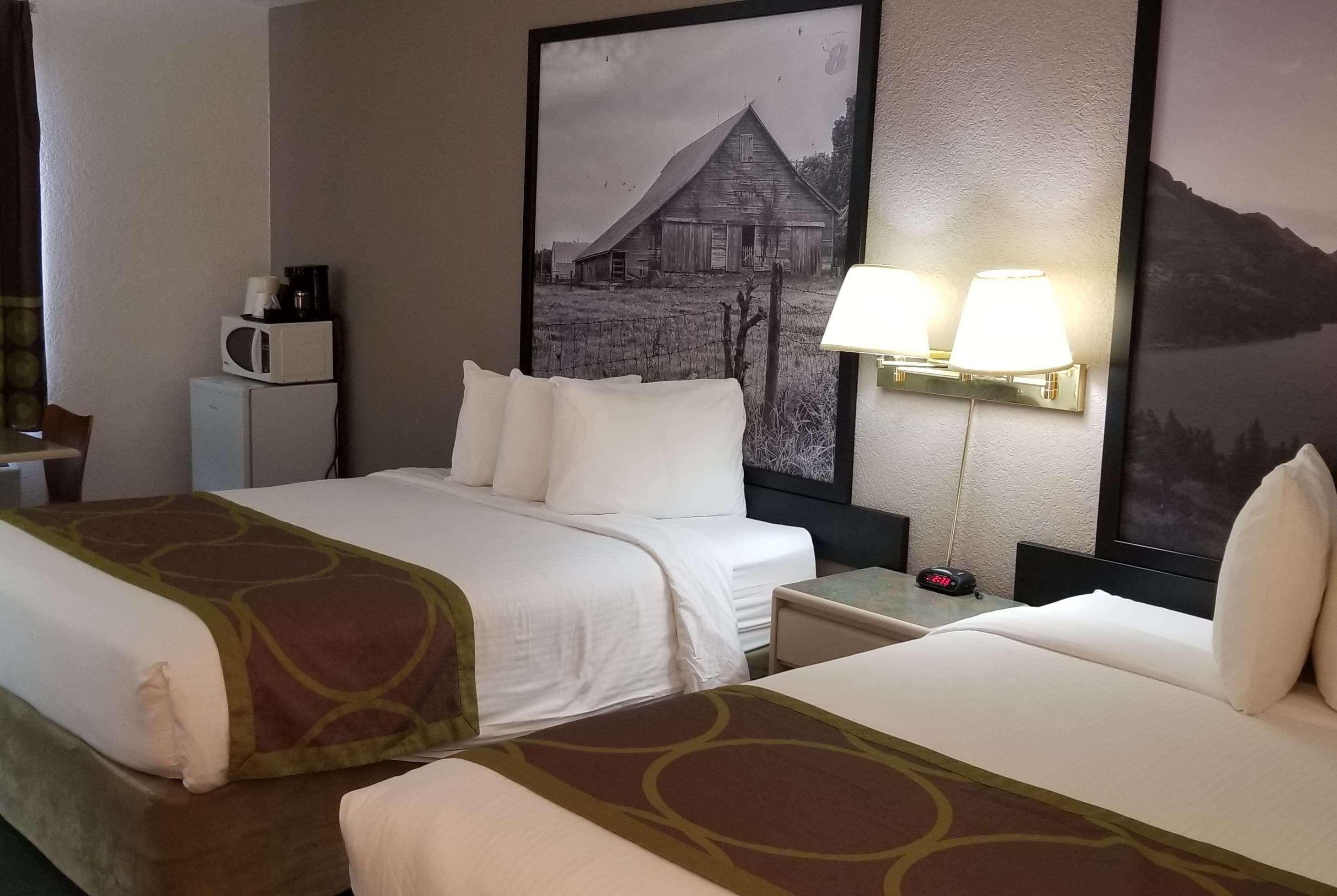ซูเปอร์ 8 บาย วินด์แฮม พินเชอร์ ครีก แอลเบอร์ตา Motel ภายนอก รูปภาพ
