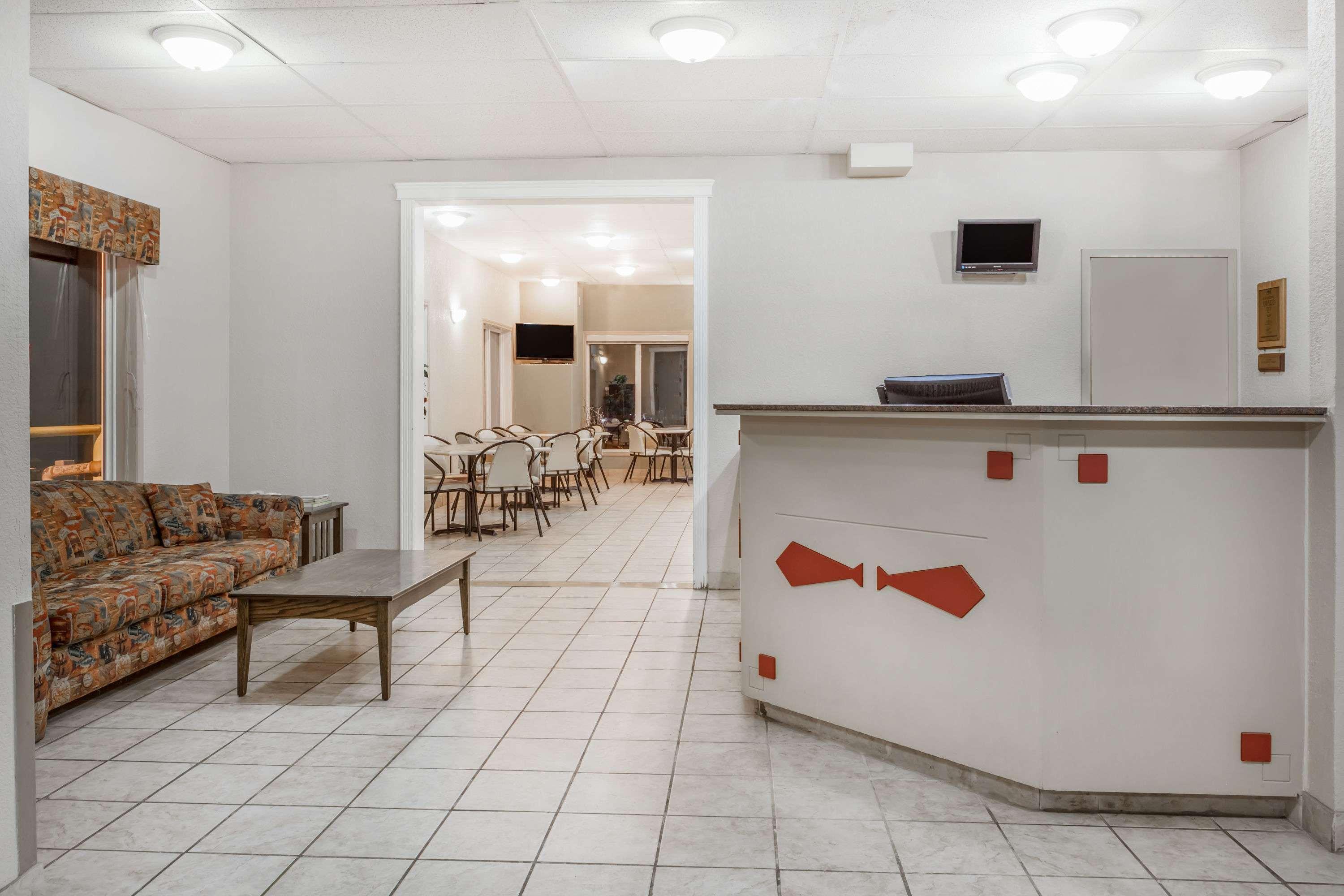 ซูเปอร์ 8 บาย วินด์แฮม พินเชอร์ ครีก แอลเบอร์ตา Motel ภายนอก รูปภาพ