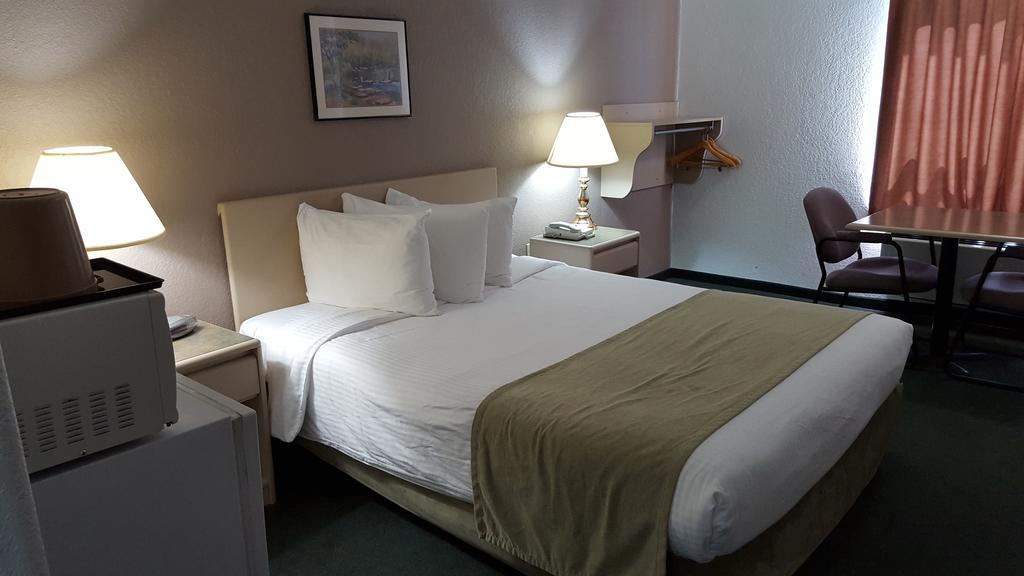 ซูเปอร์ 8 บาย วินด์แฮม พินเชอร์ ครีก แอลเบอร์ตา Motel ภายนอก รูปภาพ
