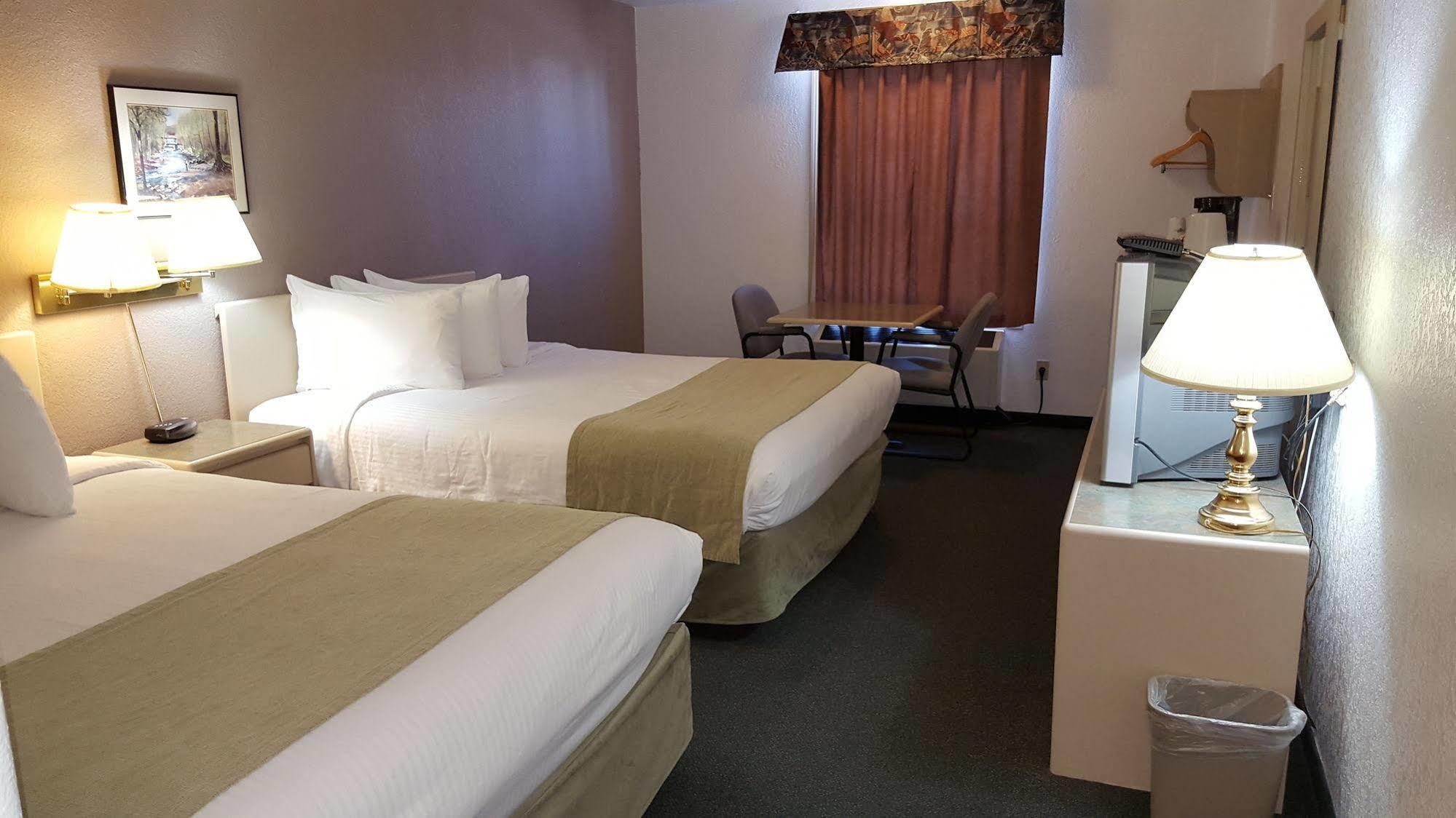 ซูเปอร์ 8 บาย วินด์แฮม พินเชอร์ ครีก แอลเบอร์ตา Motel ภายนอก รูปภาพ