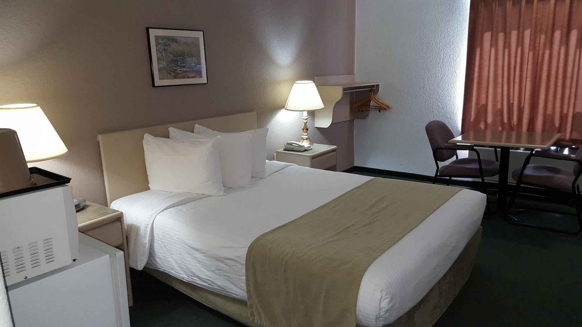 ซูเปอร์ 8 บาย วินด์แฮม พินเชอร์ ครีก แอลเบอร์ตา Motel ภายนอก รูปภาพ