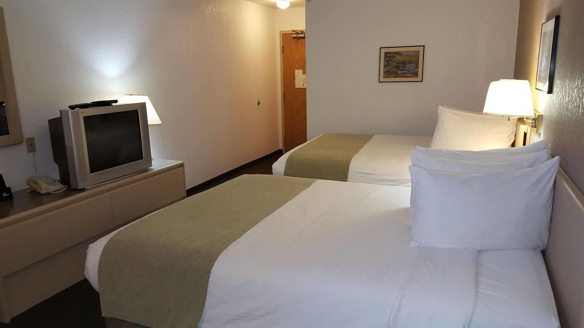 ซูเปอร์ 8 บาย วินด์แฮม พินเชอร์ ครีก แอลเบอร์ตา Motel ภายนอก รูปภาพ