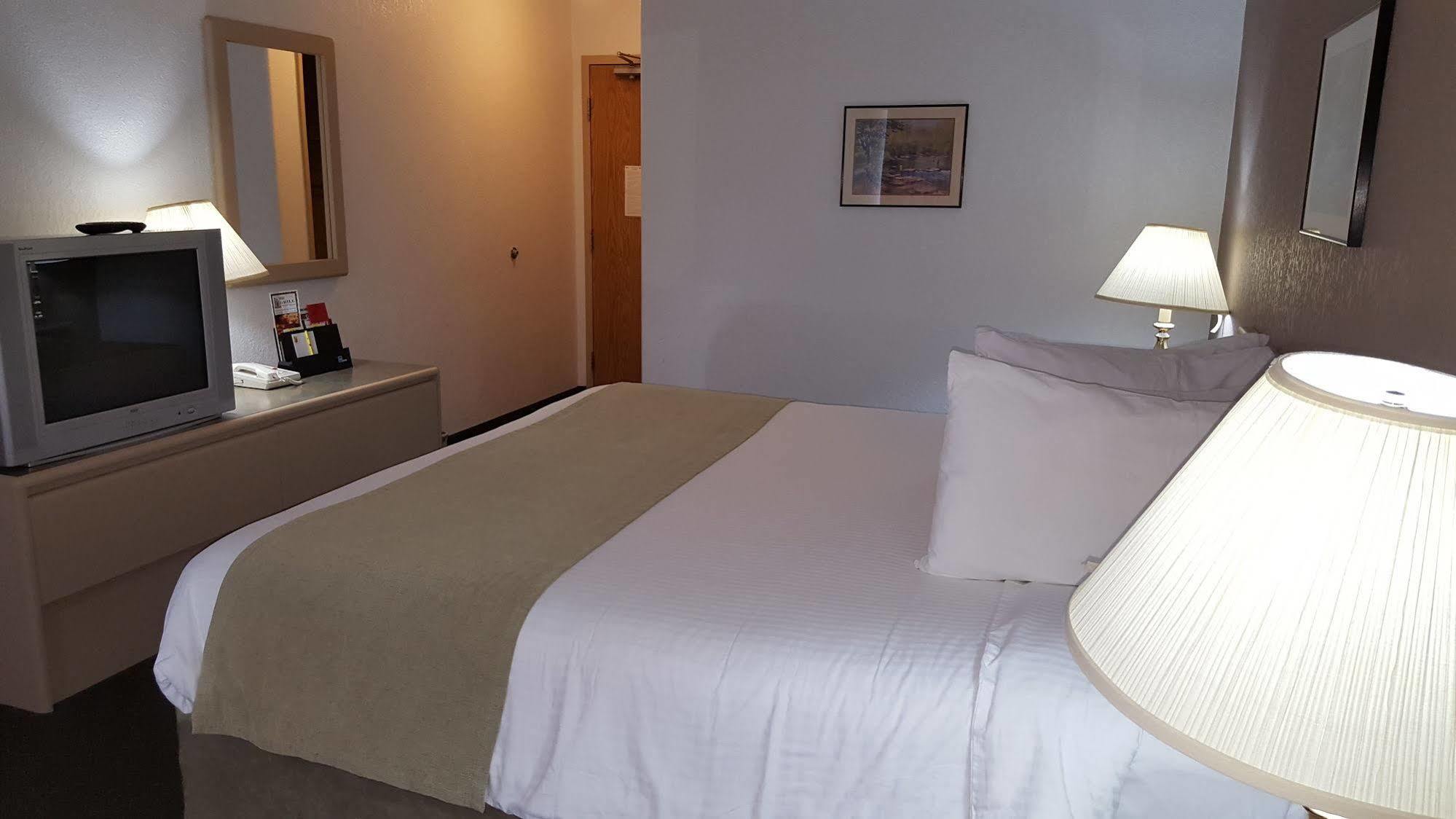 ซูเปอร์ 8 บาย วินด์แฮม พินเชอร์ ครีก แอลเบอร์ตา Motel ภายนอก รูปภาพ