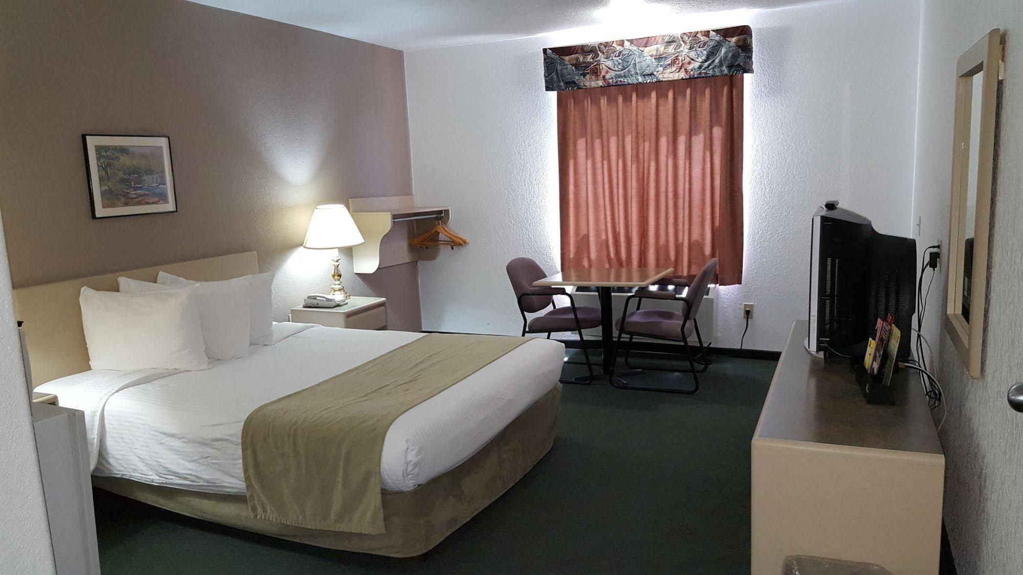 ซูเปอร์ 8 บาย วินด์แฮม พินเชอร์ ครีก แอลเบอร์ตา Motel ภายนอก รูปภาพ