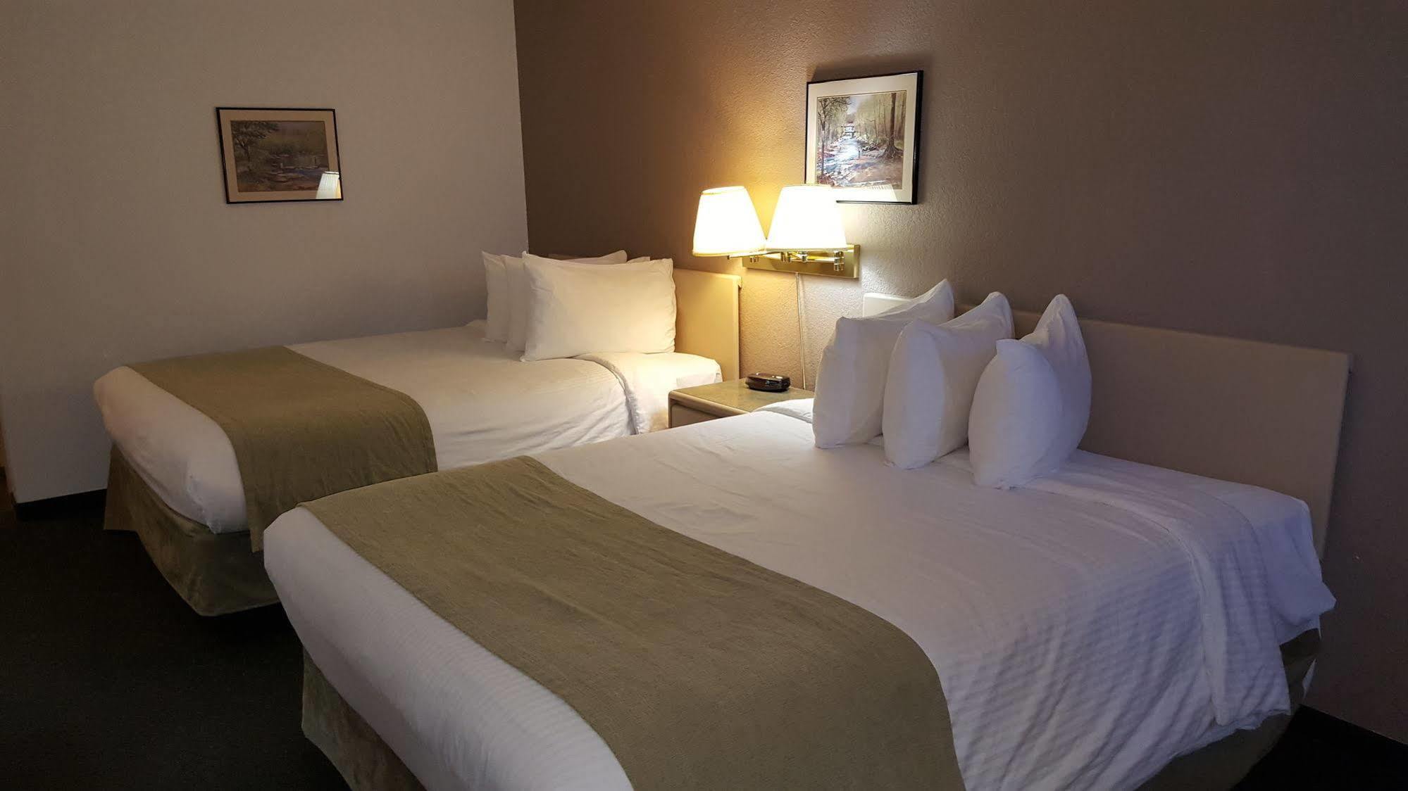 ซูเปอร์ 8 บาย วินด์แฮม พินเชอร์ ครีก แอลเบอร์ตา Motel ภายนอก รูปภาพ