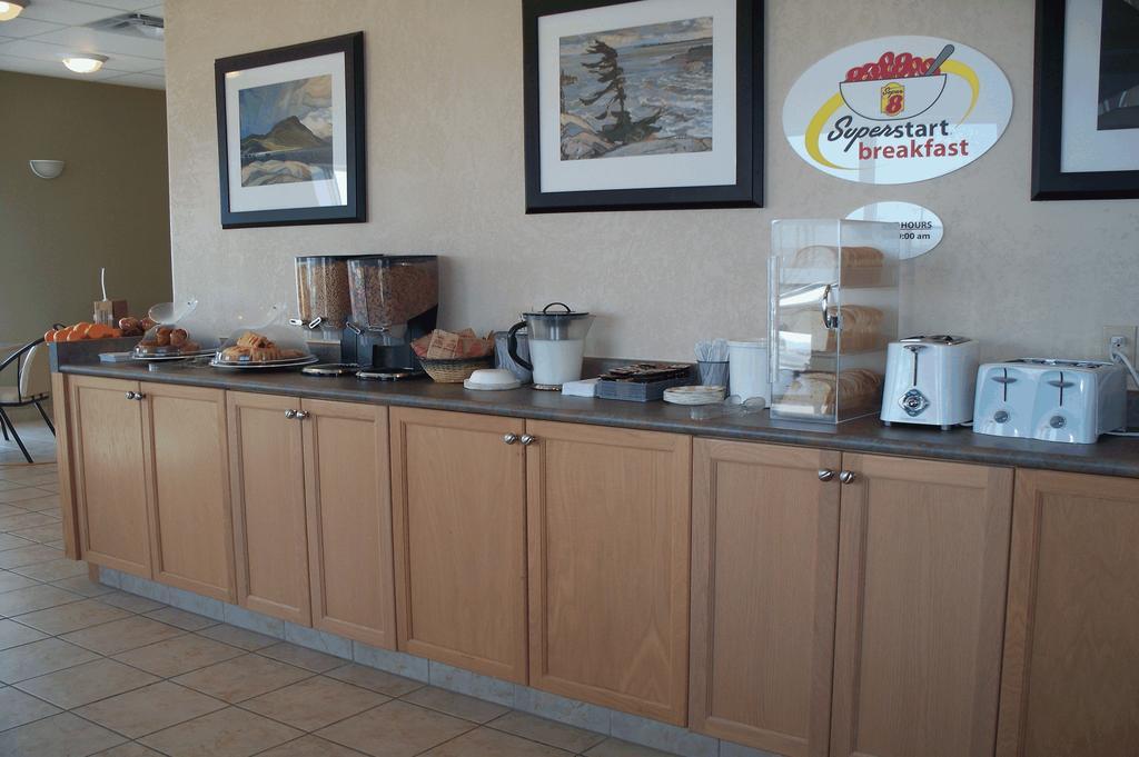 ซูเปอร์ 8 บาย วินด์แฮม พินเชอร์ ครีก แอลเบอร์ตา Motel ภายนอก รูปภาพ
